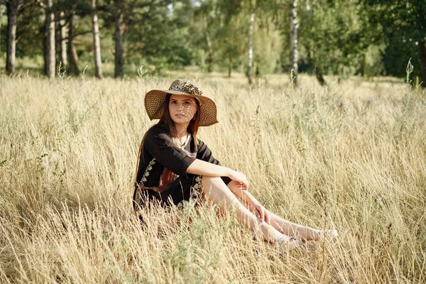 Belle Jeune Femme Chapeau Paille Posant Extérieur Journée Ensoleillée Été — Photo