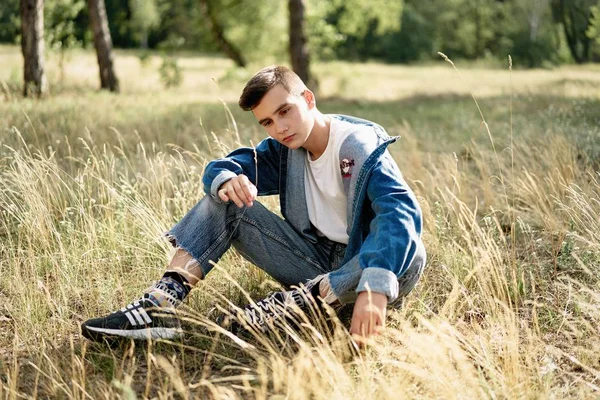 Bello Giovane Ragazzo Casual Denim Vestiti Posa All Aperto — Foto Stock