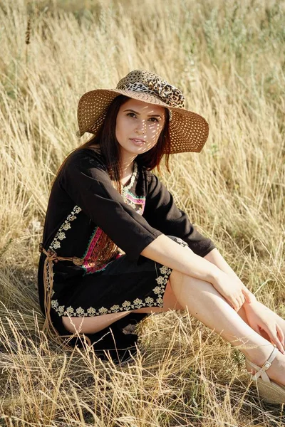 Beautiful Young Woman Straw Hat Posing Outdoors Sunny Summer Day — Stock Photo, Image