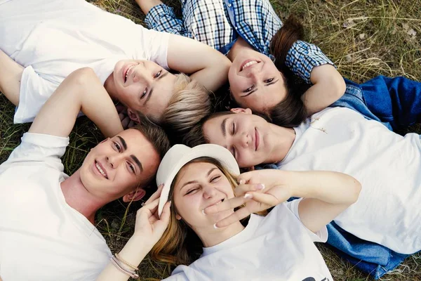 Groep Jonge Gelukkig Vrienden Tijd Buitenshuis Doorbrengen — Stockfoto