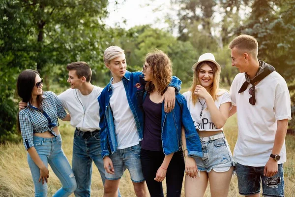 Grupo Jóvenes Amigos Felices Que Pasan Tiempo Aire Libre — Foto de Stock