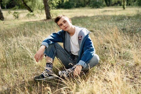 Guapo Joven Ropa Vaquera Casual Posando Aire Libre — Foto de Stock