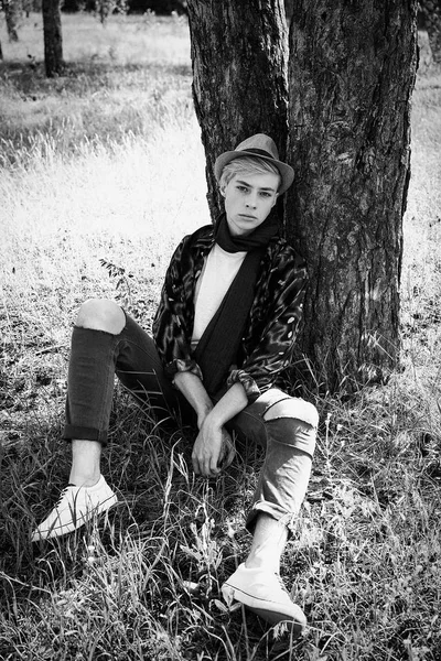 Black White Photo Stylish Young Man Posing Outdoors — Stock Photo, Image