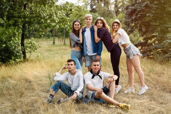 Grupo Jóvenes Amigos Felices Que Pasan Tiempo Aire Libre —  Fotos de Stock