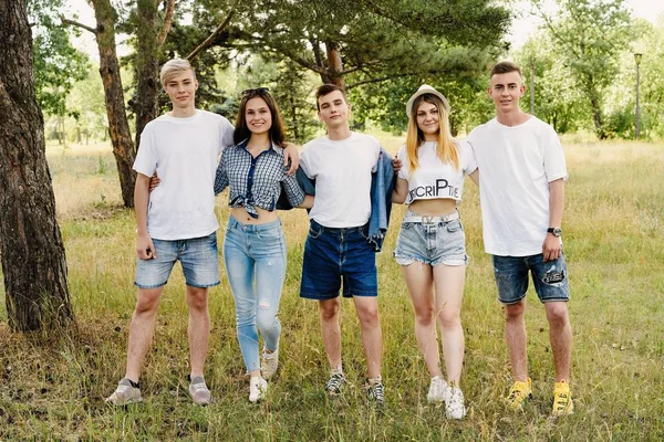 Groep Jonge Gelukkig Vrienden Tijd Buitenshuis Doorbrengen — Stockfoto