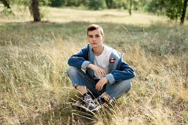 Przystojny Młody Facet Dżinsowym Odzież Pozowanie Zewnątrz — Zdjęcie stockowe