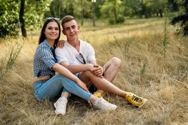 harcama zaman açık havada genç şık çift