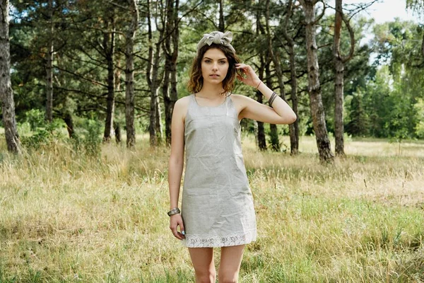 Açık havada güzel headdress poz içinde çekici genç kadın 