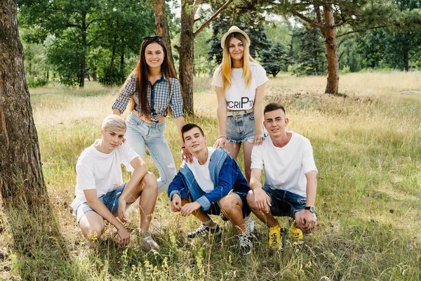 Grup Genç mutlu arkadaşlar açık havada vakit 