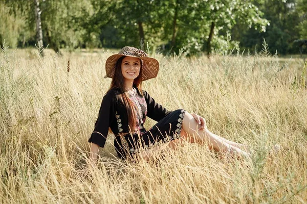 Hasır şapka açık havada güneşli yaz gününde poz içinde güzel genç kadın 
