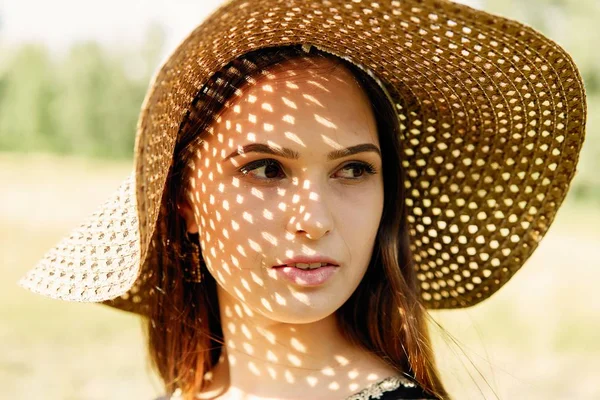 Belle Jeune Femme Chapeau Paille Posant Extérieur Journée Ensoleillée Été — Photo