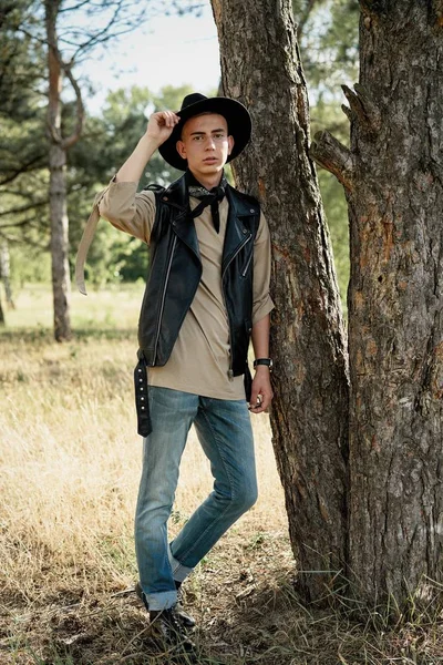 英俊的年轻男子穿着休闲服装和时髦的帽子摆在户外 — 图库照片