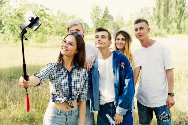  Grup genç insan bir selfie açık havada alarak eğleniyor         