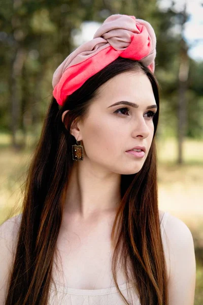 Attractive Young Woman Beautiful Headdress Posing Outdoors — Stock Photo, Image