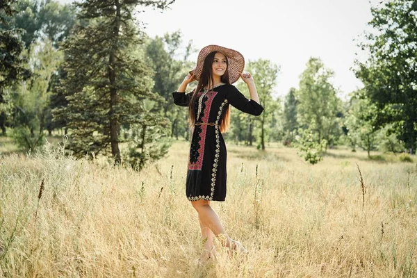 Hasır şapka açık havada güneşli yaz gününde poz içinde güzel genç kadın 