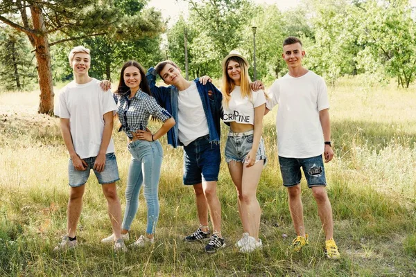 Grupo Jóvenes Amigos Felices Que Pasan Tiempo Aire Libre —  Fotos de Stock