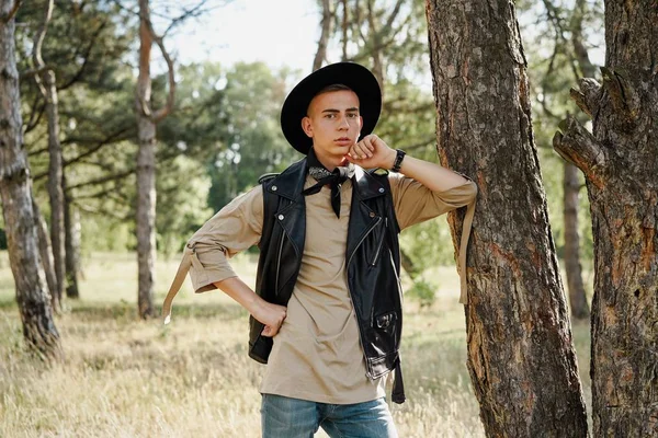 Bonito Cara Jovem Roupas Casuais Chapéu Elegante Posando Livre — Fotografia de Stock