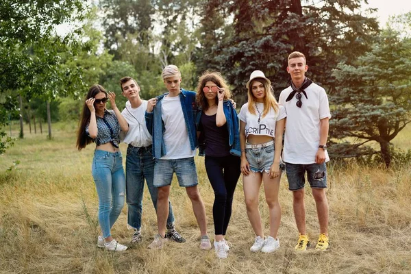 Grupo Jóvenes Amigos Felices Que Pasan Tiempo Aire Libre —  Fotos de Stock