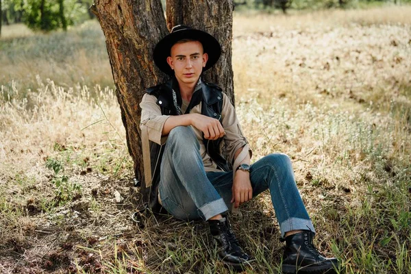 Bonito Cara Jovem Roupas Casuais Chapéu Elegante Posando Livre — Fotografia de Stock