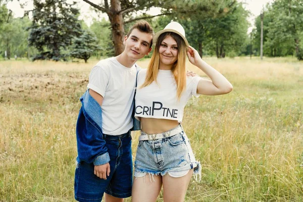 harcama zaman açık havada genç şık çift