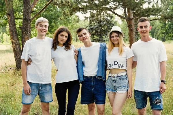 Groep Jonge Gelukkig Vrienden Tijd Buitenshuis Doorbrengen — Stockfoto