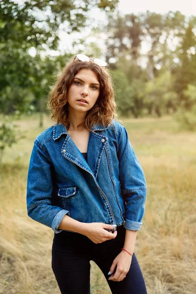 Genç kadında güzel rahat kıyafetler açık yürüyüş  