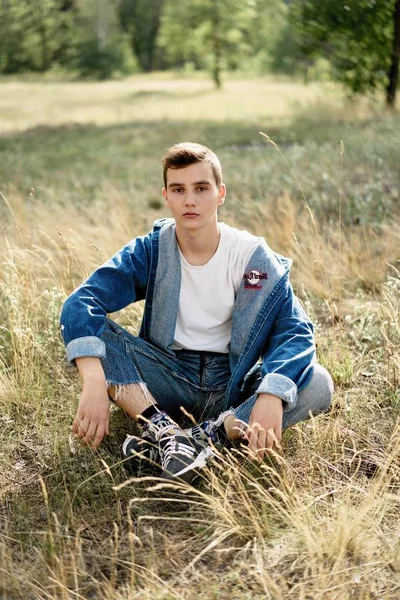 Bello Giovane Ragazzo Casual Denim Vestiti Posa All Aperto — Foto Stock