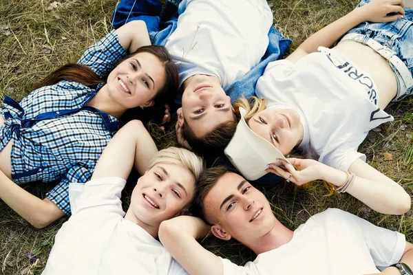 Groep Jonge Gelukkig Vrienden Tijd Buitenshuis Doorbrengen — Stockfoto