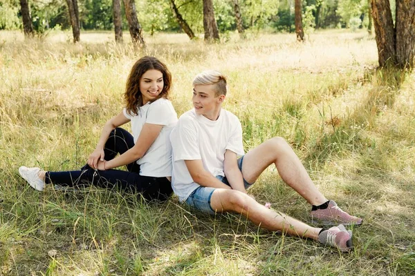 Jonge Stijlvolle Koppel Uitgaven Tijd Buitenshuis — Stockfoto