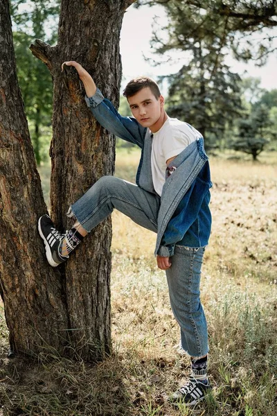 Bello Giovane Ragazzo Casual Denim Vestiti Posa All Aperto — Foto Stock