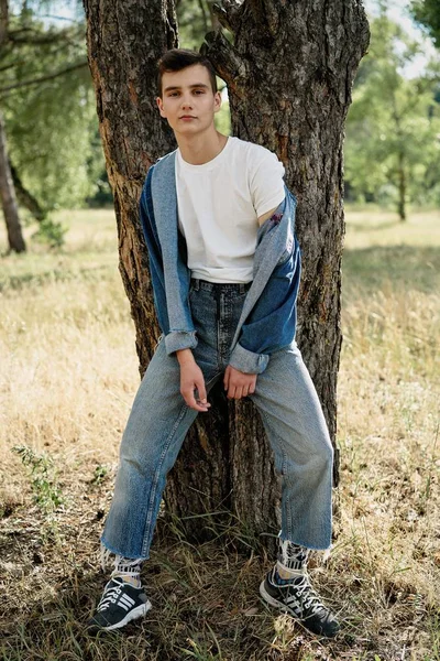 屋外でポーズ カジュアルなデニムの服でハンサムな若い男 — ストック写真