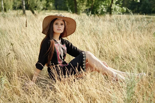 Hasır şapka açık havada güneşli yaz gününde poz içinde güzel genç kadın 