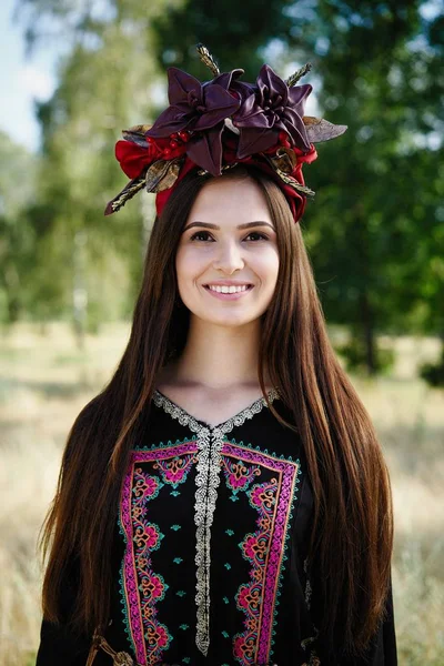 Attractive Young Woman Beautiful Headdress Posing Outdoors — Stock Photo, Image