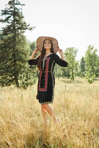 Hasır şapka açık havada güneşli yaz gününde poz içinde güzel genç kadın 