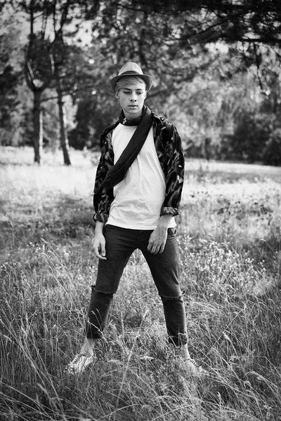 şık genç adam açık havada poz siyah beyaz fotoğraf 