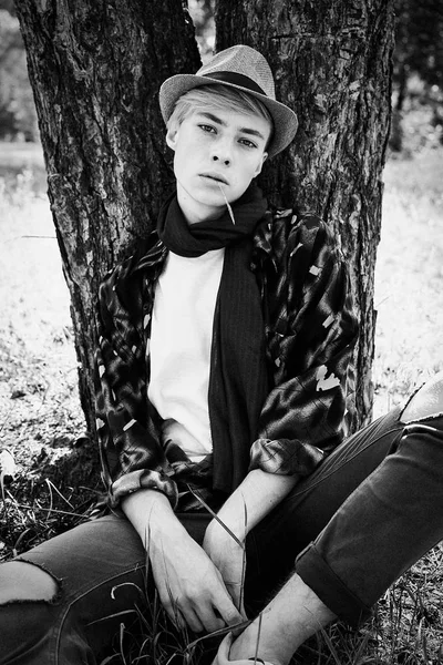 şık genç adam açık havada poz siyah beyaz fotoğraf 