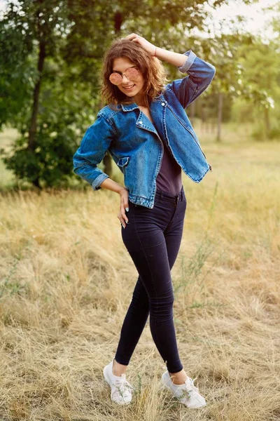 Genç kadında güzel rahat kıyafetler açık yürüyüş  