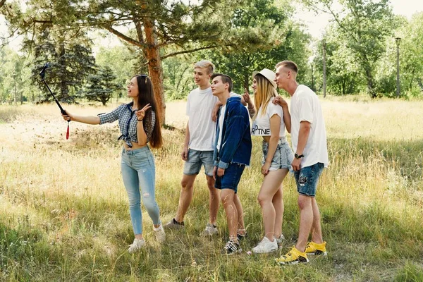 Groep Jongeren Nemen Van Een Selfie Buitenlucht Plezier — Stockfoto