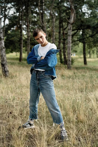 英俊的年轻男子在休闲牛仔服装摆在户外 — 图库照片