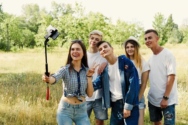 Grupo Jóvenes Tomando Una Selfie Aire Libre Divirtiéndose — Foto de Stock