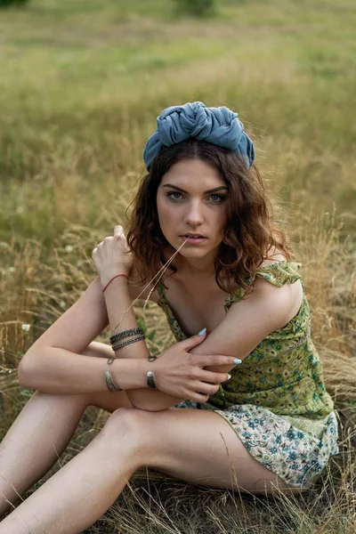 Attractive Young Woman Beautiful Headdress Posing Outdoors — Stock Photo, Image