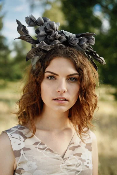 Açık Havada Güzel Headdress Poz Içinde Çekici Genç Kadın — Stok fotoğraf