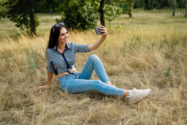 Ung Kvinna Poserar Kameran Utomhus Roligt — Stockfoto