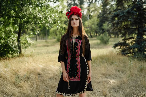 Attraktive Junge Frau Schöner Kopfbedeckung Posiert Freien — Stockfoto