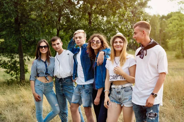 Grup Genç Mutlu Arkadaşlar Açık Havada Vakit — Stok fotoğraf