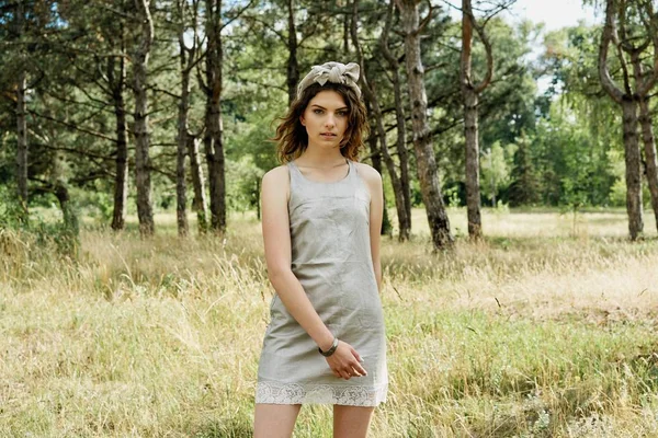 Açık havada güzel headdress poz içinde çekici genç kadın 