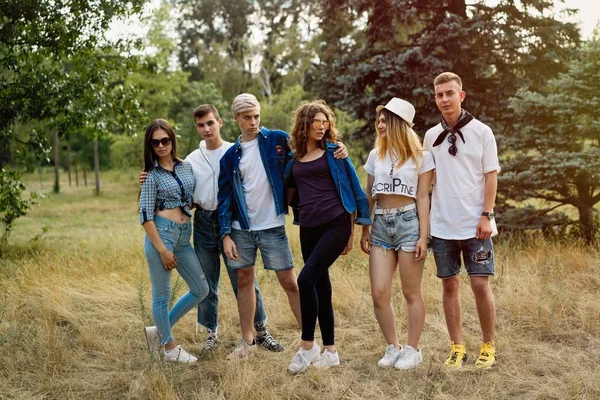 Grup Genç mutlu arkadaşlar açık havada vakit 