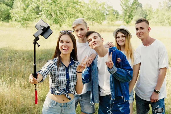 Grup Genç Insan Bir Selfie Açık Havada Alarak Eğleniyor — Stok fotoğraf
