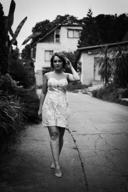 park açık havada poz şirin içinde genç çekici kadın siyah beyaz fotoğraf 