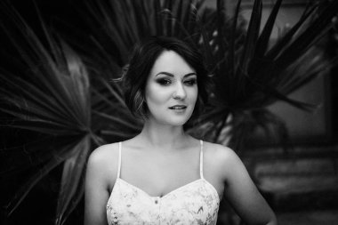 Güzel bir genç kadının siyah beyaz portresi. 